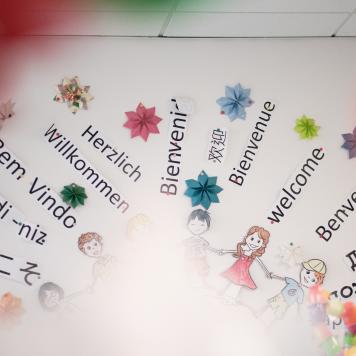 Willkommen in verschiedenen Sprache und Kinder Hand halten